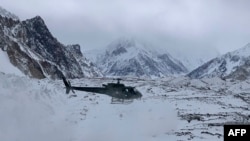 Helikopter milik tentara Pakistan terbang di atas markas mereka di Gunung K2, gunung tertinggi kedua di dunia, di wilayah Gilgit-Baltistan, Pakistan utara, 16 Januari 2021. (Foto: Seven Summit Treks / AFP)