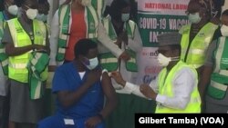 Dr Cyprian Nyong, médecin, a commencé à travailler au centre d'isolement de l'hôpital universitaire d'Abuja, à Gwagwalada, le 5 mars 2021.