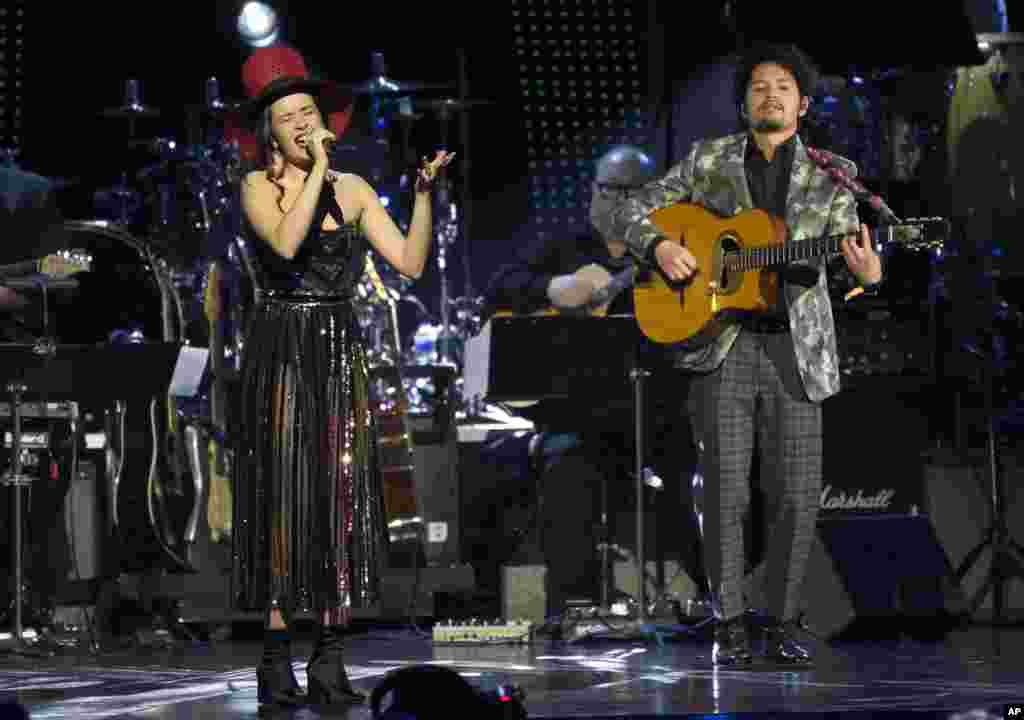 Catalina García, a la izquierda, y Nicolas Junca, de Monsieur Periné, interpretan "Oye Mi Amor".