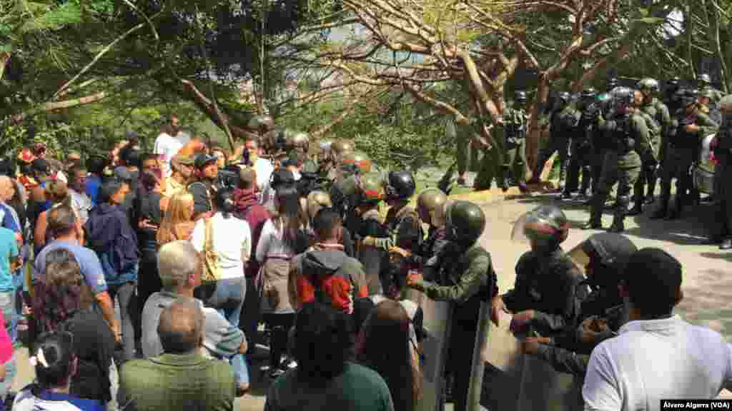 Ciudadanos protestan en un cementerio de Caracas porque militares no dejan ingresar a familiares de víctimas de la llamada masacre de 'El Junquito' en Venezuela, el 20 de enero de 2018.