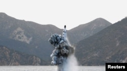 朝中社2016年4月發布的一張潛射彈道導彈發射圖