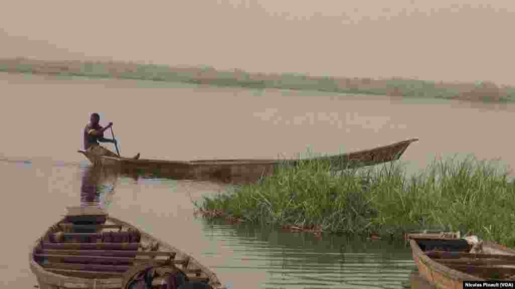 Un pêcheur sur le lac, village de Tagal, Tchad, le 24 avril 2017 (VOA/Nicolas Pinault)