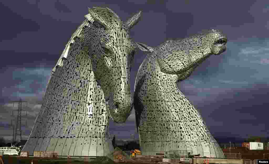 'Kelpies', patung dua kepala kuda terbuat dari baja karya pematung Andy Scott terlihat di kota Falkirk, Skotlandia.