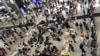 Vue des protestataires à l'aéroport de Hong Kong le 14 Août 2019. ( Photo: Service mandarin de la VOA)