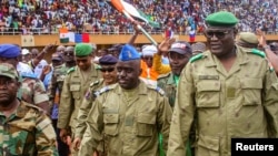 Wafuasi wa viongozi wa mapinduzi ya Niger wakishiriki maandamano mjini Niamey