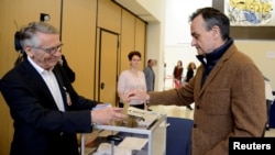 Dubes Perancis di AS, Gerard Araud (kanan), memberikan hak suaranya saat ia bergabung bersama warga Perancis lainnya yang tinggal di AS untuk memberikan hak suaranya dalam pilpres antara Emmanuel Macron dan Marine Le Pen, di Kedubes Perancis di Washington, D.C. tanggal 6 Mei 2017 (foto: REUTERS/Mike Theiler)