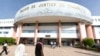 Des Sénégalais marchent devant le palais de Justice à Dakar, le 21 septembre 2015.