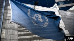 Vista de la bandera de las Naciones Unidas se ondea a las afueras de una oficina de asistencia técnica del Alto Comisionado para Derechos Humanos, en Caracas, el 15 de febrero de 2024.