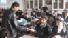 O'z huquqingni bil! Qishloq o'rta maktablarida "Amparo" o'tkazayotgan navbatdagi tadbir... Yuqori sinf o'quvchilariga huquqiy bukletlar tarqatilmoqda. 