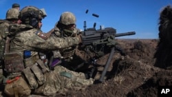 Unidades de una de las brigadas de defensa territorial participan en ejercicios militares en un campo de entrenamiento en la región de Zaporizhzhia, Ucrania, el martes 14 de marzo de 2023. (Foto AP/Kateryna Klochko)