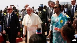 Paus Fransiskus tiba di Bangui, Republik Afrika Tengah, bagian dari rangkaian lawatannya ke tiga negara Afrika, 29 November 2015. 