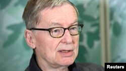 Anders Olsson, secrétaire perpétuel par intérim de l'Académie suédoise, annonce le report du prix Nobel de littérature 2018 à Stockholm, le 4 mai 2018.