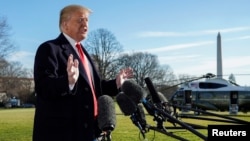 Presiden AS Donald Trump berbicara kepada media di halaman Gedung Putih, Minggu (6/1). 