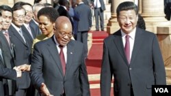 Presiden Afrika Selatan Jacob Zuma (kiri) menyambut tamunya Presiden China Xi Jinping di Pretoria, Rabu (2/12).