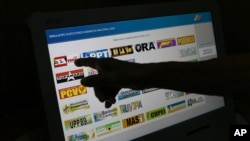 Una mujer selecciona su boleta durante un simulacro de votación en una escuela secundaria de Caracas, Venezuela. Octubre 25, 2020.