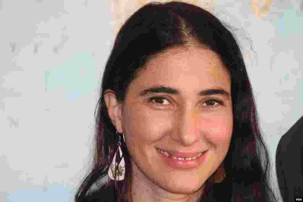 Yoani Sánchez complacida durante su visita a la VOA.