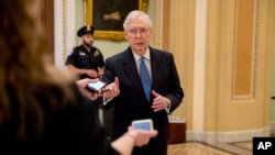 El líder de la mayoría republicana en el Senado de EE.UU., Mitch McConnell, conversa con periodistas en el Capitolio el lunes, 23 de marzo de 2020.
