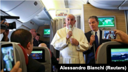 El Papa Francisco habla con periodistas a bordo del avión que lo traslada a Chile y Perú, Enero 15, 2018.