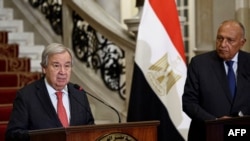 Katibu mkuu wa Umoja wa mataifa Antonio Guterres na waziri wa mambo ya nje wa Misri Sameh Shoukry wafanya mkutano na waandishi wa habari baada ya mkutano wao mjini Cairo, Oktoba 19, 2023.