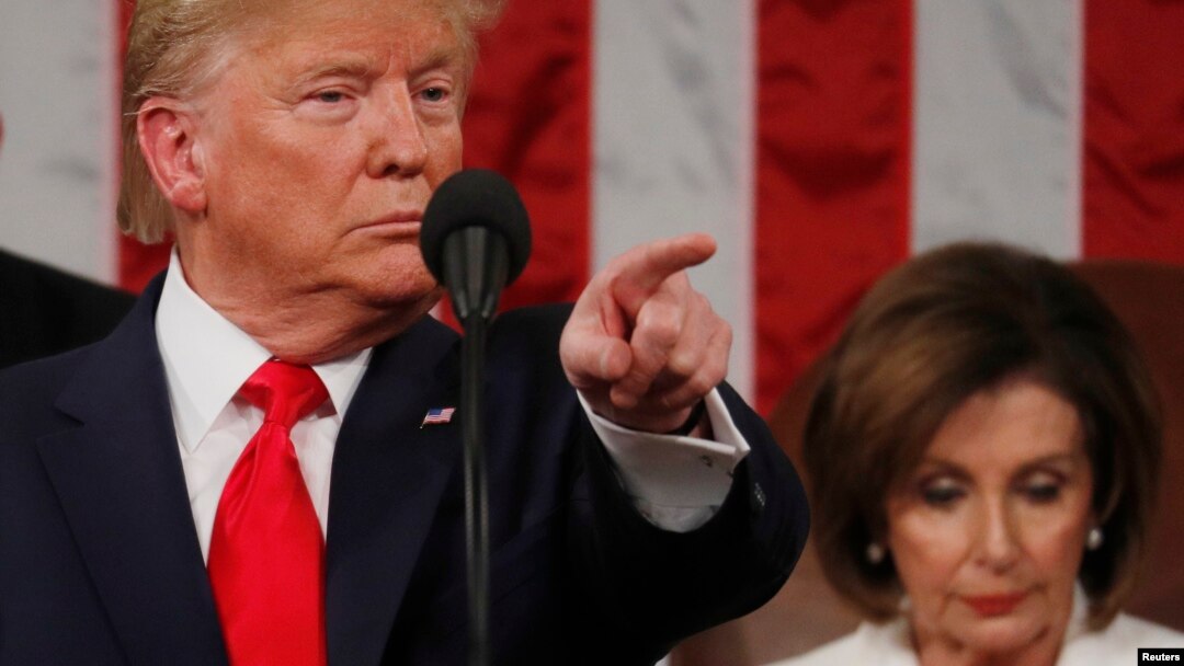 El presidente de EE.UU., Donald Trump, junto a la presidenta de la Cámara de Representantes, la demócrata Nancy Pelosi, durante el discurso del Estado de la Nación, el pasado mes de febrero.