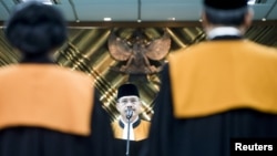 Ketua Mahkamah Agung Muhammad Hatta Ali (tengah) dalam acara pelantikan Hakim Agung di Jakarta (foto: ilustrasi). 