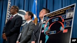 美国司法部举行的新闻发布会上，执法官员站在一张芬太尼分销海报旁（2017年10月17日）