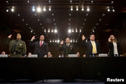 Testigos prestaron juramento durante una audiencia del Comité Judicial del Senado titulada "Supervisión de los esfuerzos de inmigración y reunificación familiar" en Capitol Hill en Washington, EE.UU., 31 de julio de 2018. Carla Provost, jefe interino de la Patrulla Fronteriza; Matthew Albence, ejecutivo Director Asociado Ejecución y Operaciones de Deportación Inmigración y Aduanas; Comandante Jonathan D. White, Cuerpo Comisionado del Servicio de Salud Pública; James R. McHenry III, Director Oficina Ejecutiva de Revisión de Inmigración en el Departamento de Justicia, y Jennifer Higgins, Directora Asociada de Refugiados, Dirección de Asilo y Operaciones Internacionales, Servicios de Ciudadanía e Inmigración de EE. UU., Departamento de Seguridad Nacional. REUTERS / Allison Shelley