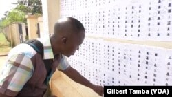 Yusu Dantala Mohammed devant un bureau de vote à Abuja, le 8 novembre 2018.