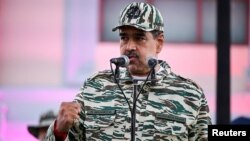 ARCHIVO - El presidente venezolano, Nicolás Maduro, se dirige a miembros de la Milicia Bolivariana, días antes de comenzar oficialmente su tercer mandato en el cargo, en Caracas, Venezuela, el 7 de enero de 2025. 