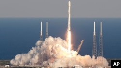 ARCHIVO- Un cohete Falcon 9 lleva suministros a la Estación Espacial Internacional (EEI) el 18 de abril de 2018 desde Cabo Cañaveral, Florida, EE.UU.