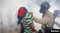 El director de la ONG Observatorio Venezolano de la Violencia, Roberto Briceño León, indicó que un policía fue asesinado diariamente en 2017 en el país latinoamericano.