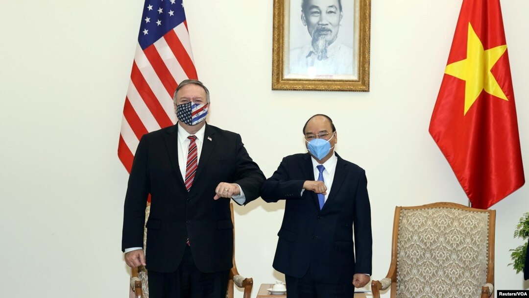 အမေရိကန်နိုင်ငံခြားရေးဝန်ကြီး Mike Pompeo နဲ့ ဗီယက်နမ်ဝန်ကြီးချုပ် Nguyen Xuan Phuc တို့ ဗီယက်နမ်နိုင်ငံ Hanoi မြို့မှာ တွေ့ဆုံခဲ့တဲ့ မြင်ကွင်း။ (အောက်တိုဘာ ၃၀၊ ၂၀၂၀)