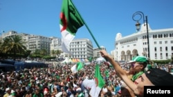 Des manifestants réclamant la mise sur la touche de l'ancienne élite dirigeante en Algérie, le 19 juillet 2019.