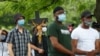 Un sacerdote carga un crucifijo durante una protesta en Detroit, Michigan, por la muerte de George Floyd, el pasado 25 de mayo.