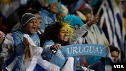 Miles de fanáticos uruguayos partieron hasta Buenos Aires para apoyar a la 'celeste' en la gran final contra Paraguay.