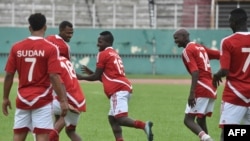 Les joueurs de l'équipe nationale de football du Soudan plaisantent lors d'une séance d'entraînement au stade Félix Houphouet-Boigny à Abidjan le 24 mars 2016.
