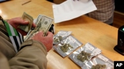 El fiscal general del estado de Colorado, Bob Troyer, aseguró que su oficina no cambiará el enfoque para enjuiciar los delitos relacionados con la marihuana.