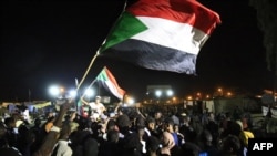 Les manifestants soudanais se réjouissent après un accord conclu avec le conseil militaire pour former une transition de trois ans en vue de transférer le pouvoir à une administration entièrement civile, Khartoum, le 15 mai 2019.