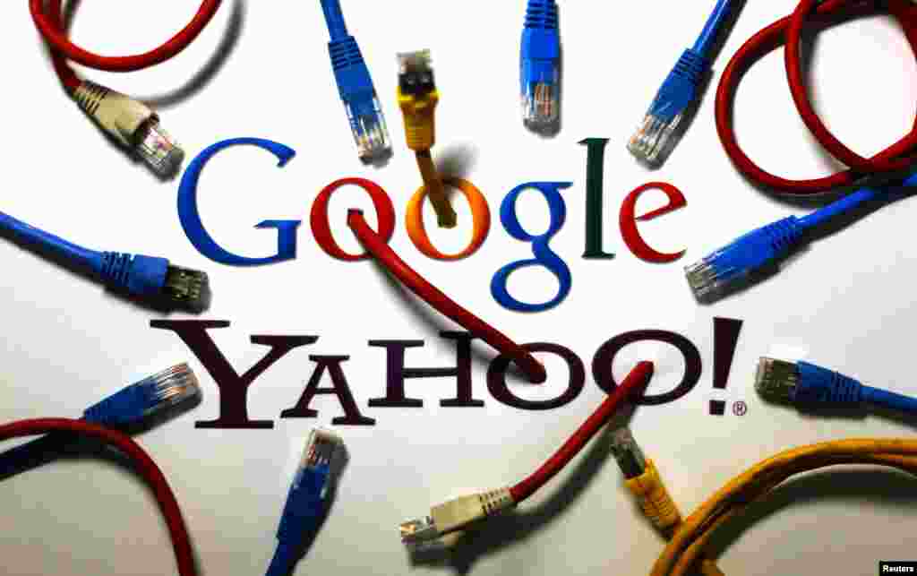 Sebuah ilustrasi menunjukkan logo Google dan Yahoo yang terhubung dengan kabel-kabel internet (LAN) di sebuah kantor di Berlin, Jerman -- suatu sindiran bagi badan keamanan nasional AS (NSA) yang dilaporkan meretas Yahoo dan Google.