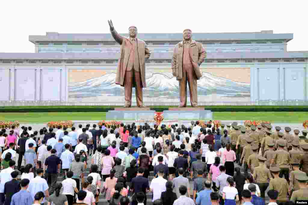 광복 72주년을 맞아 북한 군인들과 각 계층 근로자, 청소년 등이 평양 만수대 언덕에 있는 김일성·김정일 부자 동상을 참배했다고 조선중앙통신이 15일 보도했다.