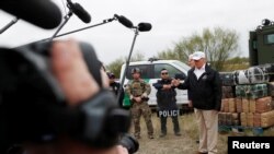 Le Président des États-Unis, Donald Trump, sur les rives du Rio Grande lors de sa visite à la frontière américano-mexicaine à Mission, au Texas, le 10 janvier 2019.
