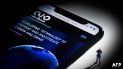 Ilustrasi fotografi studio ini menunjukkan sebuah smartphone dengan situs web NSO Group Israel yang menampilkan spyware 'Pegasus', dipajang di Paris pada 21 Juli 2021.(Foto: AFP)