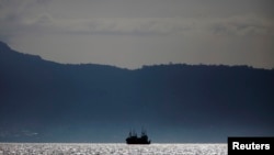 Un chalutier chinois s’apprête à jeter l'ancre au large de Freetown, Sierra Leone, 18 novembre 2012. Selon Greenpeace, le nombre de bateaux chinois opérant dans les eaux africaines a bondi de 13 navires en 1985 à 462 en 2013.