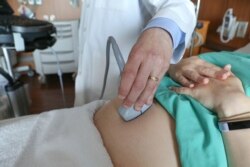 Según un informe publicado por los CDC en 2019, en aproximadamente 17 de cada 100 mil nacimientos en EE.UU. cada año, la madre muere por causas relacionadas con el embarazo.