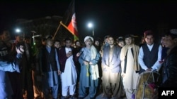 Aktivis pemuda dan perdamaian merayakan gencatan senjata tujuh hari untuk mengurangi kekerasan di Kandahar, Pakistan, 21 Februari 2020.