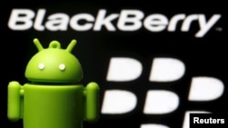 On voit une mascotte Android devant un logo de Blackberry dans cette illustration prise à Zenica, en Bosnie-Herzégovine, le 12 juin 2015. REUTERS/Dado Ruvic 