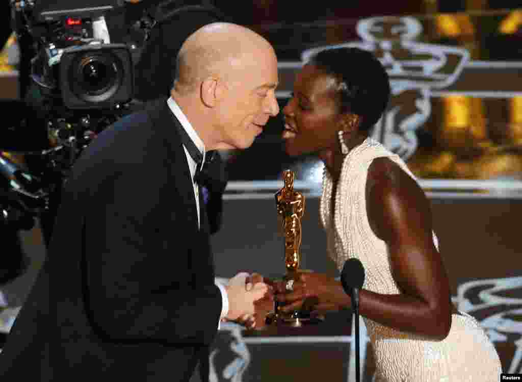Lupita Nyong'o entrega o Oscar de Melhor Actor Secundário a J.K. Simmons pelo filme "Whiplash"