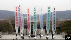  FILEIn this April 15, 2011, photo, North Korean refugee Park Sang Hak, center, and South Korean activists prepare to release balloons bearing leaflets North Korea's leader during an anti-North Korea rally.
