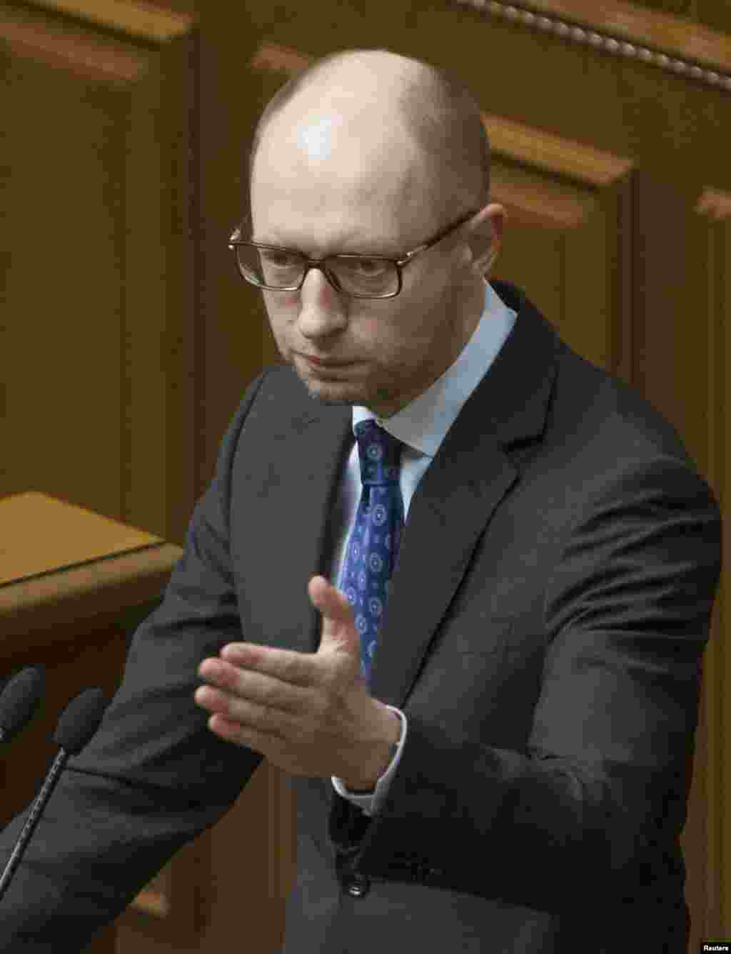 Perdana Menteri Ukraina Arseny Yatseniuk berpidato di depan parlemen. Parlemen Ukraina memperingatkan majelis regional Krimea, yang sekarang dikendalikan oleh pasukan pro-Rusia, bahwa Krimea menghadapi pembubaran kecuali membatalkan referendum, Kyiv, 11 Maret 2014.