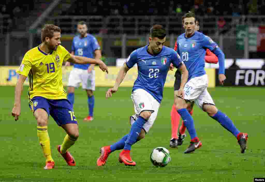 L'Italien Stephan El Shaarawy en action contre le Suédois Marcus Rohden, lors du match de qualification au Mondial 2018, à Milan, le 13 novembre 2017.